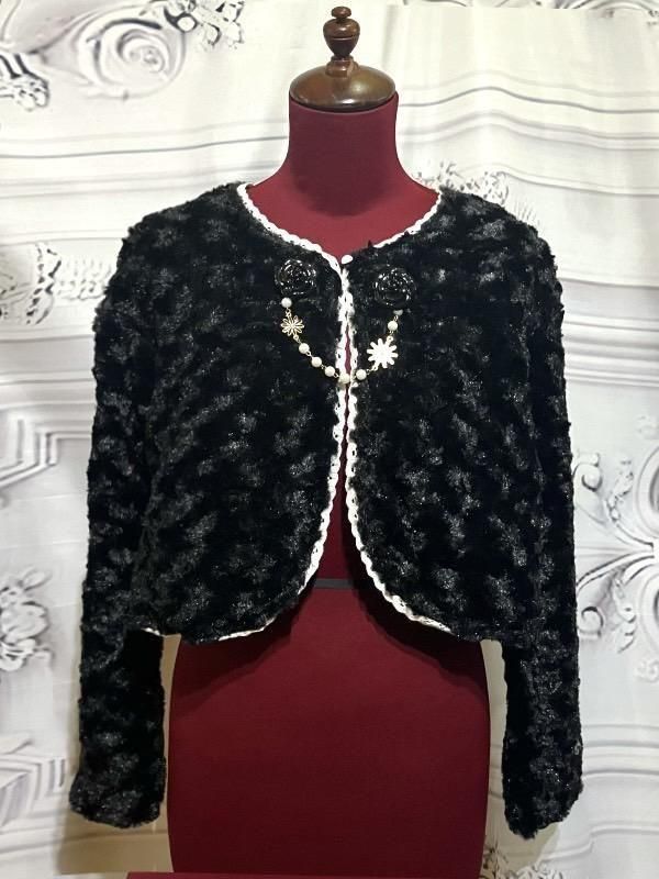 Poodle Fur with Black Rose Brooch and White Pearl Chain (L Size