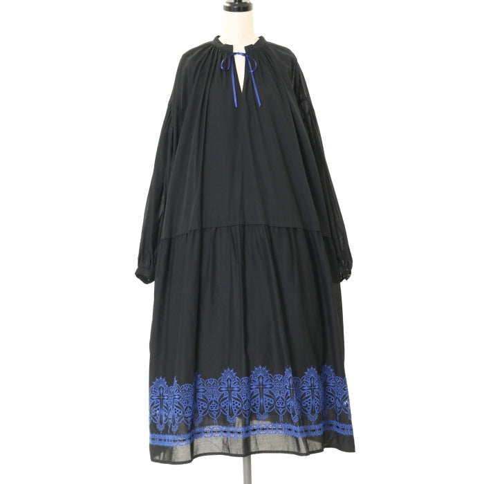 USED】クロスクラウン刺繍チャーチスモック風ワンピース(黒×青