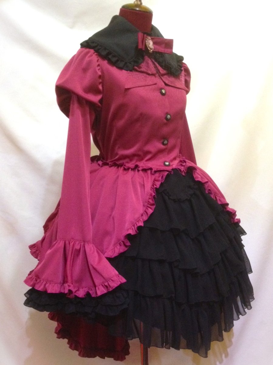 カメオタイ付きクラシカルバッスルリボンワンピース +レイヤードV字