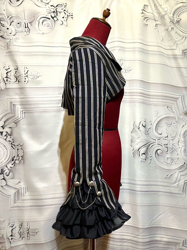 Short Jacket with Princess Sleeves and Emblem Chain | MARBLE