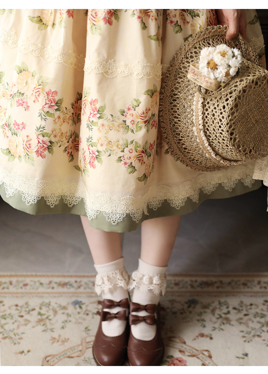 blooming roses over a porch」ローズブーケジャンパースカート