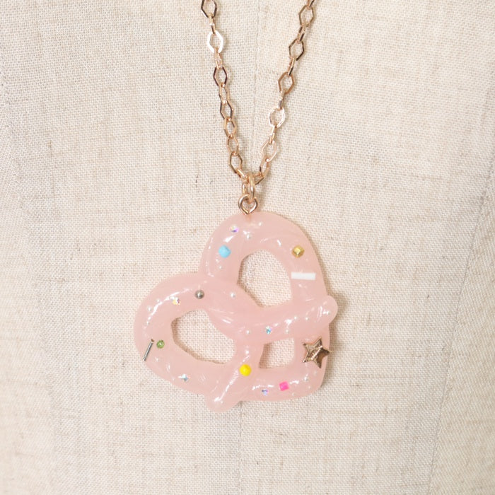 USED】プレッツェル ネックレス（ストロベリークリーム×ピンクゴールド 